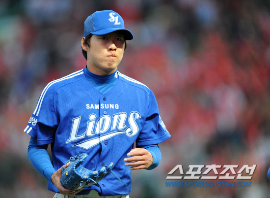 
	27�� ��õ���о߱��忡�� ���� ���ξ߱� SK�� �Ｚ�� ��⿡�� ���߷� ������ �Ｚ �������� 2ȸ SK ��ȣ�ؿ��� Ȩ���� ����ϴ� �� ������ ���̸� 5���� �ߴ�. �̴��� ��ġ�� ����带 �������� ��ó�� ǥ���� ���� �ִ� ������.  ��õ=������ ���� songs@sportschosun.com/2012.4.27


