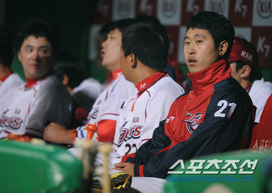 
	�������� �������� �Բ� �ý��� ���� ������ ���� ���ϴ� ���� ���� �� �ϳ���. ������ 24�� ���� ��ȭ�� ���� ���� �ӹ��� ��ģ �� 7ȸ�� ���ƿ����� ������ ���Ѻ��� �ִ� ���.

����=���� ���� kyungmin@sportschosun.com / 2012.04.24.


