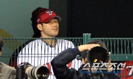 
	������ ���� �ʹ� ���� ����ǿ��� �ұ�, �¼� �ױ⿡ ������� �ް� �ִ�. ������ 13�� ��� LG������ �¸� ����� ä�� �� ������ �� 6ȸ�� ������ �������� LG �����ƿ��� ����Ÿ�� ������� ��Ż�� ǥ���� ���� �ִ�.

���=���ؿ� ���� noodle@sportschosun.com/2012.04.13/


