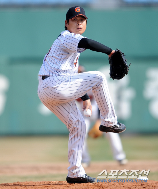 
	�Ե��� LG�� 2012 ���ξ߱� �ù���Ⱑ 25�� �λ� �������忡�� ���ȴ�. �Ե� �̽�ȣ�� �����ϰ� �ִ�.

�λ�=���� ���� wook@sportschosun.com/2012.03.25/


