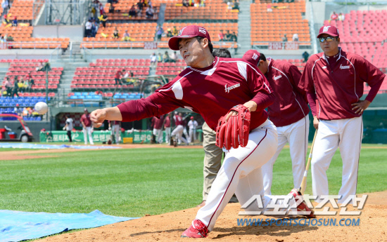 
	6�� ���ֱ��忡�� ���� ���ξ߱� KIA-�ؼ����� �ռ� �躴���� ����� ������ ������ ��ġ�� ���Ѻ��� ��� ���� ��Ī�� �ϰ� �ִ�. ����=������ ���� songs@sportschosum.com


