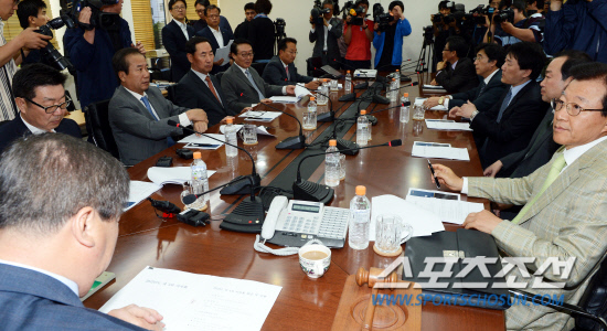 
	2012�� KBO�� 4�� �̻�ȸ�� 8�� ���� ��� �߱�ȸ������ ���ȴ�. �� ���� ������� �̻�ȸ ���ÿ� �ռ� �غ� �ڷḦ �����ϰ� �ִ�.

���ؿ� ���� noodle@sportschosun.com


