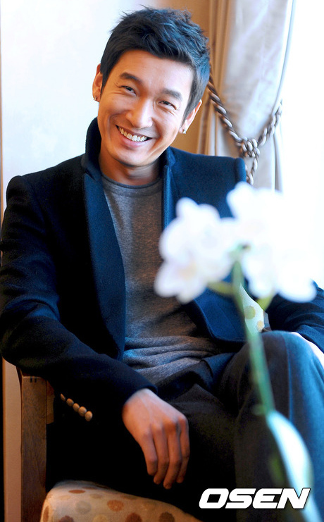 
	'����' ���¿� "��� ù �⿬, ���� ���Ҵ�"
