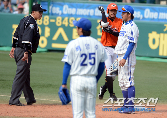 
	���ξ߱� �Ｚ�� ��ȭ�� ��Ⱑ 6�� �뱸 �ùξ߱��忡�� ��������. 5ȸ�� ���� 1�� ������ 1�� ������ ä������ 1�� ���̽��� ��ġ ���� �ʾ� ���������� ��Ż���ϰ� �ִ�.

�뱸=���ؿ� ���� noodle@sportschosun.com/2012.05.06/


