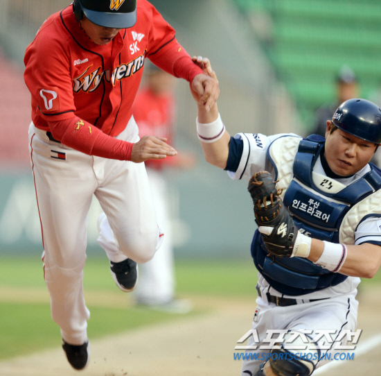 
	�λ�� SK�� 2012 ���ξ߱� ���� 3���� ù ��Ⱑ 8�� ��� �߱��忡�� ���� ����. SK 1ȸ�� ���� 1�� 1,2�� ����ȫ�� ���� ��Ÿ�� 2������ ������� Ȩ���� �±׾ƿ� �ǰ� �ִ�.

���=������ ���� rainmaker@sportschosun.com


