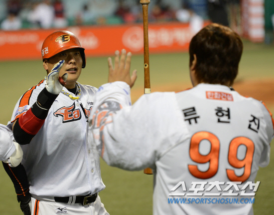 
	��ȭ ���±��� ������ ���� ��⿡�� Ȩ���� ��Ʈ�ȴ�. 8�� �������忡�� 2012 ���ξ߱� ��ƿ� ��ȭ�� ��Ⱑ ���ȴ�. 6ȸ�� 1�� ��ȭ ���±��� �߿� �ַ����� ��Ʈ���� ���� �������� ���ϸ� �ް� �ִ�.  ����=����� ���� cjg@sportschosun.com/2012.05.08/


