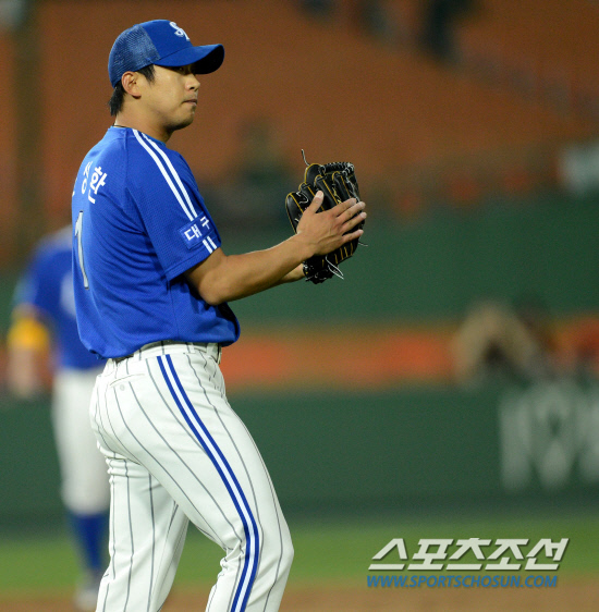 
	�Ե��� �Ｚ�� ���� 3���� ù��° ��Ⱑ 8�� �λ� �������忡�� ���ȴ�. 5ȸ�� �Ｚ ����ȯ�� �Ե� ����ȣ�� ���߶����� ������ ���� �ƿ���Ų �� ���� ���� �ڼ��� ġ�� �ִ�.

�λ�=���� ���� wook@sportschosun.com/2012.05.08/


