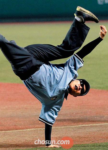 
	���ߴ� ����? ���ξ߱� ��ȭ�� KIA�� ��Ⱑ ���� 8�� �������忡�� �׶��� ���� �ð� �� ���� ������ ���� ������ ���� ������ �����̰� �ִ�. ��ȭ�� Ȩ�� ���������� �������縦 ��ġ�� �̳� ���� ù ��⸦ ������. /����� ���� cjg@sportschosun.com
