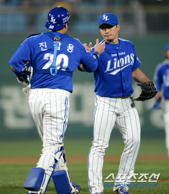 
	�Ե��� �Ｚ�� ���� 3���� ù��° ��Ⱑ 8�� �λ� �������忡�� ���ȴ�. 2-1�� �¸��� ���ѳ� �Ｚ ����ȯ�� ������� �����Ӵϸ� �ϰ� �ִ�. �λ�=���� ���� wook@sportschosun.com


