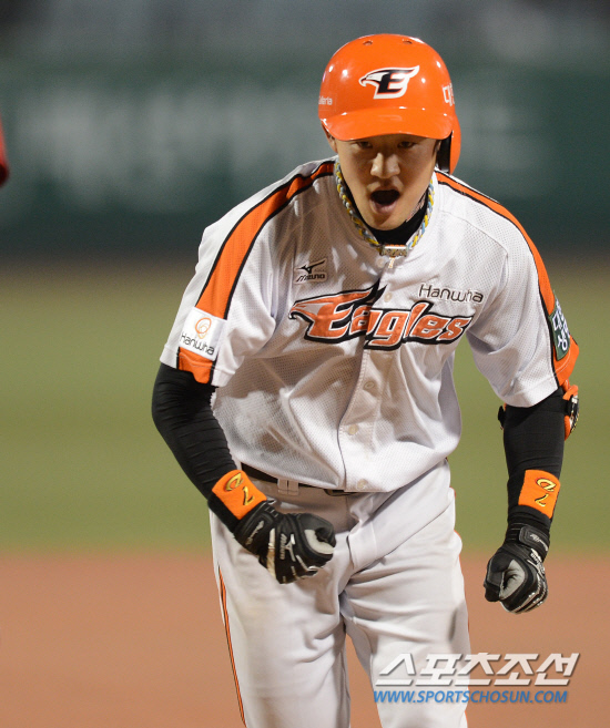 
	8�� �������忡�� 2012 ���ξ߱� ��ƿ� ��ȭ�� ��Ⱑ ���ȴ�. 8ȸ�� 1�� 2,3�� ��ȭ �̿����� 2Ÿ�� ��Ÿ�� ġ�� 2����� �޸��� ���ٿ �ɷ� �ƿ��� �� ���ƿ����� ������ ȯȣ�ϰ� �ִ�.

����=����� ���� cjg@sportschosun.com/2012.05.08/


