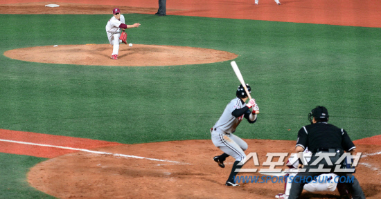 
	8�� �񵿾߱��忡�� ���� ���ξ߱� �ؼ��� LG�� ��⿡�� 1�� ��Ʈ���� ����� �ؼ� �躴���� 9ȸ ����忡 �ö���. ���� ù 1�� ���뿡 �Ű��� �躴���� 1�̴��� 1�����ϸ� ������ ���ƴ�. LG ���ϰ��� ���� ������ ���� ������ �ִ� �躴��. 

��=������ ���� songs@sportschosum.com/2012.5.8


