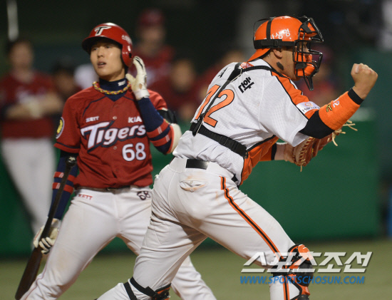 
	8�� ���� ��ȭ-KIA��.  9ȸ�� 2�� 2,3�翡�� KIA �����ָ� ����ó���ϸ� 3��2 �¸��� ��Ų ��ȭ ���� �ֽ�ȯ�� ��Ƽ��Ÿ���� �޷������� ȯȣ�ϰ� �ִ�.

����=����� ���� cjg@sportschosun.com/2012.05.08/


