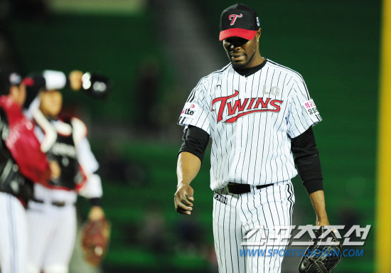 
	4��26�� ��� LG-�ؼ� ��. 7-5�� 2�� �ռ� 9ȸ �������� ������ LG ��� ���� 3Ÿ�ڸ� 4���� ����Ų �� ����带 �������� �ִ�. �ؼ��� 9��7 ������. ����� �̳� ���� ���߷� ��ȯ�ߴ�. 

���=������ ���� rainmaker@sportschosun.com/2012.04.26/


