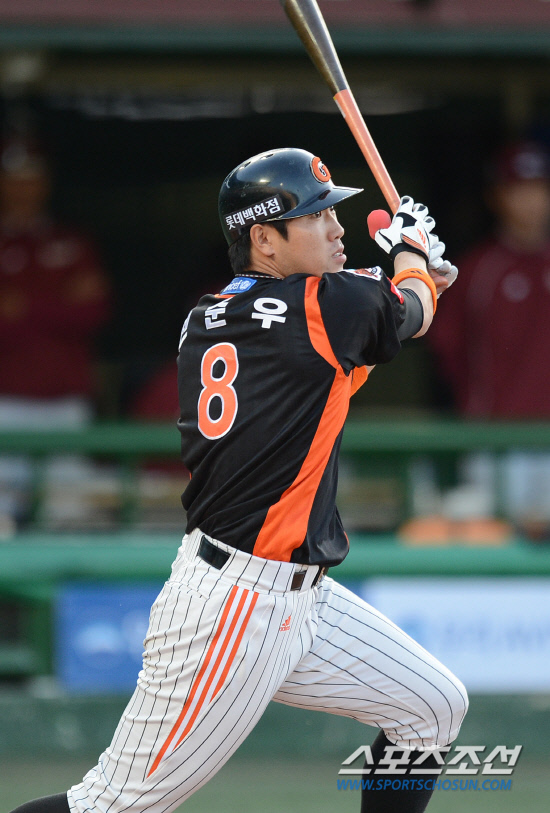 
	3�� �񵿱��忡�� 2012 ���ξ߱� �Ե��� �ؼ��� ��Ⱑ ���ȴ�. 1ȸ�� ���� 2�� �Ե� ���ؿ찡 1Ÿ�� ��Ÿ�� ġ�� �ִ�.

��=����� ���� cjg@sportschosun.com/2012.05.03/


