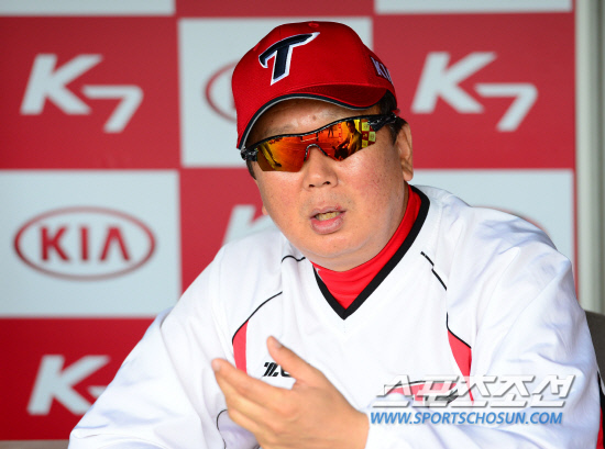 
	5��2�� ���� ����߱��忡�� ���� ���ξ߱� KIA�� SK�� ��⿡�� ��� �� KIA ������ ������ ���ƿ����� ���ڵ�� ��ȭ�� ������ �ִ�.

����=������ ���� songs@sportschosum.com/2012.5.2


