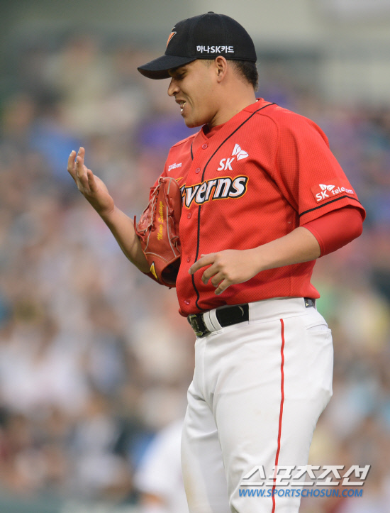 
	9�� ���� ���� ��Ǿ߱��忡�� 2012 ���ξ߱� SK�� �λ��� ��Ⱑ ���ȴ�. 1ȸ�� �λ� �赿���� ���� Ÿ���� ���� �չٴ��� ���� SK �������� ���뽺���� �ϰ� �ִ�.

���= ���� ���� kyungmin@sportschosun.com


