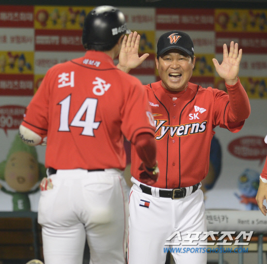 
	9�� ���� ���� ��Ǿ߱��忡�� 2012 ���ξ߱� SK�� �λ��� ��Ⱑ ���ȴ�. 4ȸ�� �λ� �����ƿ��Լ� ���߿� 2�� Ȩ���� ģ SK ������ ���ƿ� �տ��� �̸��� ������ �������̺긦 ������ �ִ�.

���= ���� ���� kyungmin@sportschosun.com


