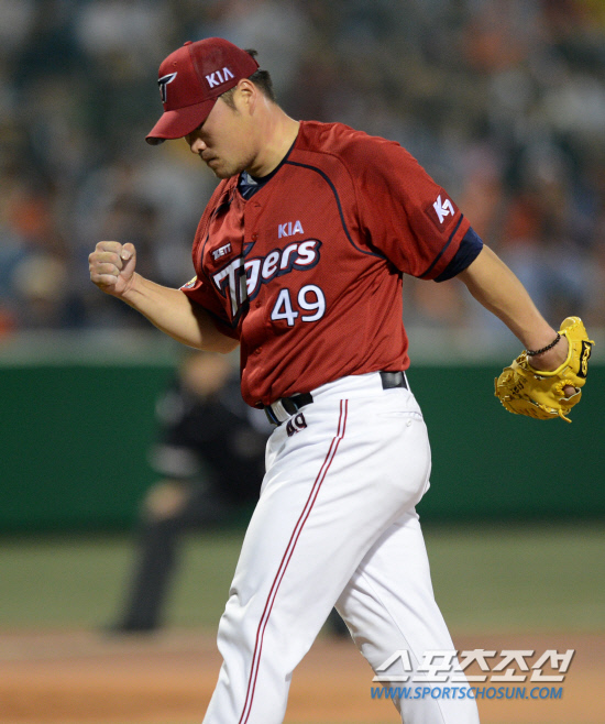 
	9�� �������忡�� 2012 ���ξ߱� ��ƿ� ��ȭ�� ��Ⱑ ���ȴ�. ��� ���� �����찡 4ȸ�� 2�� ������ ���⿡�� ��ȭ �����츦 �������� ������ �̴��� ��ģ �� �ָ��� �Ҳ���� �ִ�.

����=����� ���� cjg@sportschosun.com/2012.05.09/


