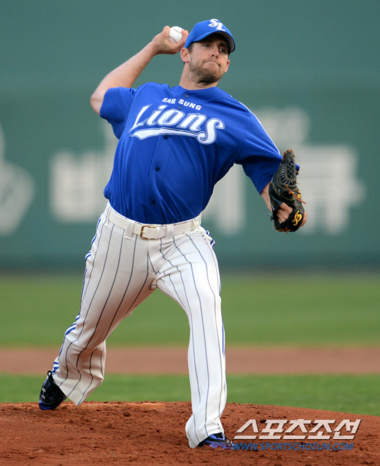 
	�Ե��� �Ｚ�� ���� 3���� �ι�° ��Ⱑ 9�� �λ� �������忡�� ���ȴ�. �Ｚ �������� Ż��Ʈ�� �����ϰ� �ִ�.   �λ�=���� ���� wook@sportschosun.com/2012.05.09/


