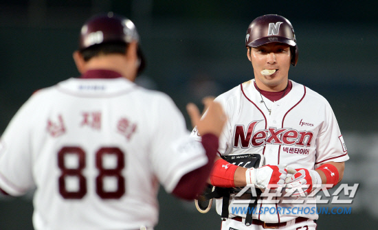 
	���ξ߱� �ؼ��� LG�� ��Ⱑ 9�� �񵿾߱��忡�� ��������. 3ȸ�� ���� 1, 3�� 2Ÿ�� 2��Ÿ�� ���� �ں�ȣ�� ������ ��ġ�� �ڼ��� �ް� �ִ�.

��=���ؿ� ���� noodle@sportschosun.com/2012.05.09/


