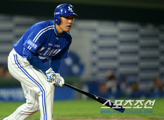 
	�Ե��� �Ｚ�� ���� 3���� �ι�° ��Ⱑ 9�� �λ� �������忡�� ���ȴ�. 8ȸ�� ���� �Ｚ �̽¿��� �Ŀ�Ÿ���� �ٶ󺸰� �ִ�.  �λ�=���� ���� wook@sportschosun.com/2012.05.09/ 


