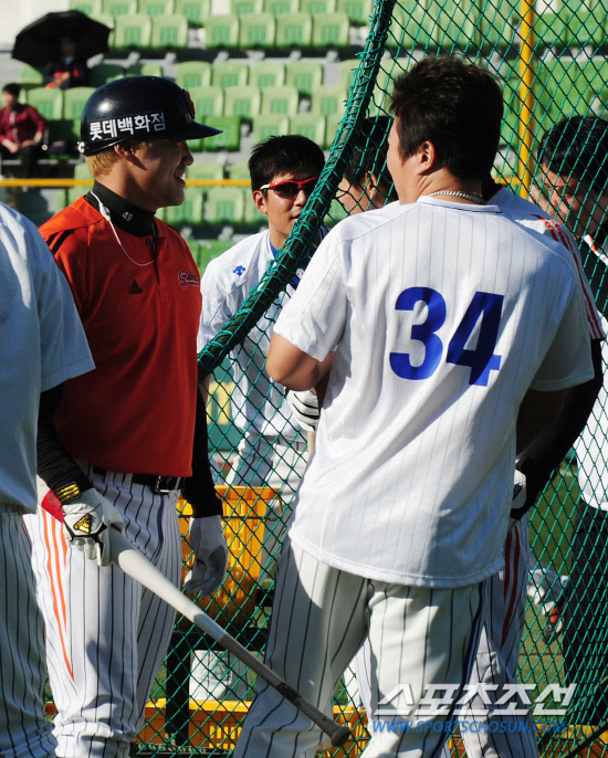 
	26�� �뱸���忡�� ������ 2012 ���ξ߱� �Ե��� �Ｚ�� ��⸦ �յΰ� �Ʒ� ���̴� �Ե� ȫ������ ������� �̾߱⸦ ������ �ִ�.

����� ���� cjg@sportschosun.com/2012.04.26/


