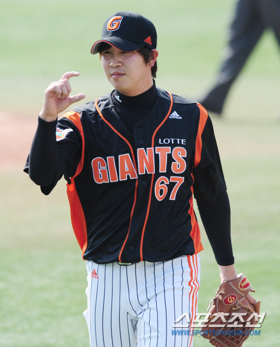 
	28�� �뱸���忡�� 2012 ���ξ߱� �Ե��� �Ｚ�� ��Ⱑ ���ȴ�. 6ȸ�� 2�� 1�翡�� ������ ��Ÿ ���⸦ ���� �ö��̷� ���� �Ե� �輺�谡 ���ƿ����� ������ ������ �̾߱⸦ ������ �ִ�.

�뱸=����� ���� cjg@sportschosun.com/2012.03.28/


