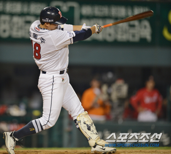 
	�λ� �赿�ְ� 9�� ��� SK������ ���� ù Ȩ���� �Ͷ߸��� �ִ�. ���= ���� ���� kyungmin@sportschosun.com 


