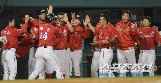 
	9�� ���� ���� ��Ǿ߱��忡�� 2012 ���ξ߱� SK�� �λ��� ��Ⱑ ���ȴ�. 4ȸ�� �λ� �����ƿ��Լ� ���߿� 2�� Ȩ���� ģ SK ������ ���ƿ� �տ��� ������ ȯȣ�ϰ� �ִ�.

���= ���� ���� kyungmin@sportschosun.com 


