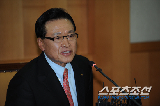 
	�� ������ ���� ���α� ���� ������ ���Ǹ� ���� ���߿� �����౸��ȸ���� 3�� ���� �Ź��� �౸ȸ������ ����ȸ���� ������. ���߿� ȸ���� ���� �������� ���� ��� ȸ�߹��� �����ϰ� �ִ�.

���� ���� wook@sportschosun.com/2012.02.03/ 


