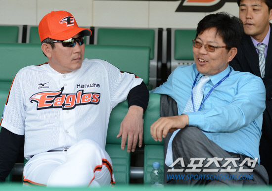 
	9�� �������忡�� ���� 2012 ���ξ߱� ��ƿ� ��ȭ�� ��⸦ �յΰ� ��ȭ �Ѵ�ȭ ������ ��� �ؼ������� �̾߱⸦ ������ �ִ�. ����=����� ���� cjg@sportschosun.com


