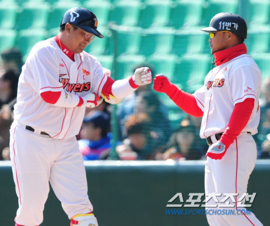 
	SK ����� ��ġ(������)�� ���� �߳��� ������� ���ιޱ⵵ �Ѵ�. ������ �λ��� ����Ʈ�� �׸� �ܱ������� �����ߴٰ� �Ѵ�. ����������DB


