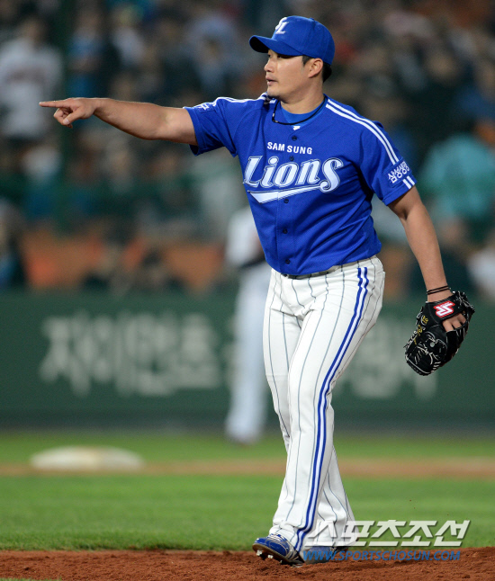 
	�Ե��� �Ｚ�� ���� 3���� �ι�° ��Ⱑ 9�� �λ� �������忡�� ���ȴ�. 9ȸ�� �Ｚ ����ȯ�� �Ե� �������� ��Ʈ����ũ �ƿ� ���ƿ��� ���� �������� ���� ���� ��ġ�� ����Ű�� �ִ�.

�λ�=���� ���� wook@sportschosun.com/2012.05.09/ 


