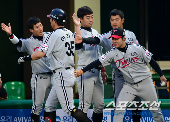 
	10�� �񵿾߱��忡�� ���� ���ξ߱� �ؼ��� LG�� ��⿡�� 4ȸ ����Ÿ�ڷ� ���� LG �������� �ؼ� �迵���� ���� ���߿� �ַ� Ȩ���� ���ȴ�. Ȩ���� ������� ȯ���� �ް� �ִ� ������. LG �̽¿�(������)�� �������� �����̸� ������ �ִ�.

��=������ ���� songs@sportschosum.com/2012.5.10


