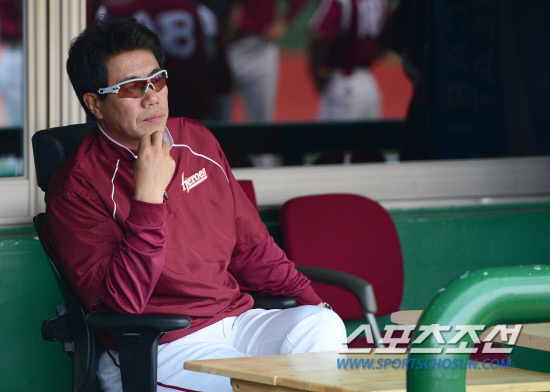 
	10�� �񵿾߱��忡�� ���� ���ξ߱� �ؼ��� LG�� ��⿡�� ��� �� �ؼ� ����� ������ �������� �Ʒ��� ���Ѻ��� �ִ�.

��=������ ���� songs@sportschosum.com/2012.5.10


