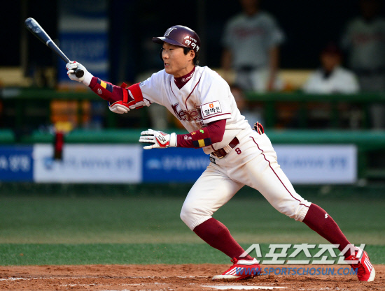 
	10�� �񵿾߱��忡�� ���� ���ξ߱� �ؼ��� LG�� ��⿡�� �������� Ÿ���ϰ� �ִ�.

��=������ ���� songs@sportschosum.com/2012.5.10


