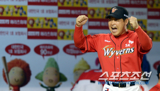 
	�̶��� ������. SK �̸��� ������ 5ȸ �� ���� ����Ÿ�� ���ٿ찡 ���� ������ �ø��� ȯȣ�ϰ� �ִ�. ���=������ ����  rainmaker@sportschosun.com


