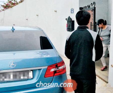 
	'�뿵�� ��' ��� �뺸���� ���̻��� ���� �����ࡦ 10�� ������ �泲 �뿵�� �볲�� ȭ�︮ 2�� �ܵ����� �տ��� ��(ͺ)���̻��� �� ����(62)���� �빮 ���� ������ �ִ�. ������ �Ķ��� ���� ���� Ʈ��ũ�� ���డ�� 2���� �ư� Ȳ���� ������ ���Ҵ�. ������ 11�� ���� ���Ϸ� �ⱹ�� ������ ������ �˷�����. /���ؿ� ���� rainracer@chosun.com
