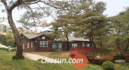 
	��ȸ�� �θ� ��� �ִ� �ƻ� ���� - ������ �̷��������� ȸ�� �θ� ��� �ִ� �泲 �ƻ�� �۾Ǹ� ��ȭ�� ����. �� ȸ���� �ϴ뿡 �ƹ����� �Ƶ� ���� ���Ƿ� 10���� 200�￩�� ����� �ε����� �����ϰ� �ִ� ������ �˷�����. /������ ���� jswoo@chosun.com
