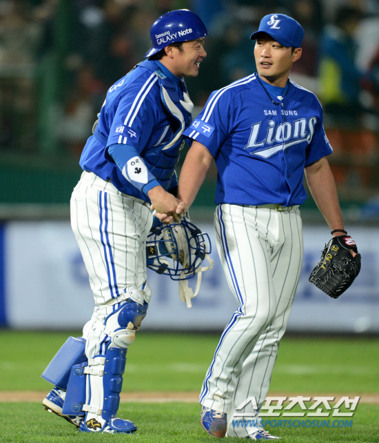 
	�Ե��� �Ｚ�� ���� 3���� �������� ��Ⱑ 10�� �λ� �������忡�� ���ȴ�. ���� 12ȸ�� �Ե� ����ȣ�� ���ͼ� �ö��̷� ó���ϸ� 2��2 ���ºη� ��⸦ �������� �Ｚ ����ȯ-������ ���͸��� �̾߱⸦ ������ �ִ�.  �λ�=���� ���� wook@sportschosun.com/2012.05.10/


