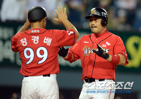 
	SK ��ȣ���� 10�� ��� �λ����� 7ȸ�� 2���� �߿� �ַ� Ȩ���� ġ�� ����� ��ġ�� �������̺긦 �ϰ� �ִ�.���=������ ����  rainmaker@sportschosun.com


