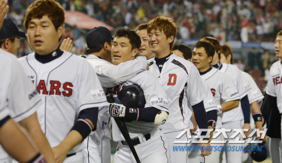 
	�λ� ����ö�� 9ȸ ������ 3��Ÿ�� �Ͷ߸� �� ������ ���� �� ��Ī�������� �������̺긦 �ϰ� �ִ�. ���=������ ����  rainmaker@sportschosun.com


