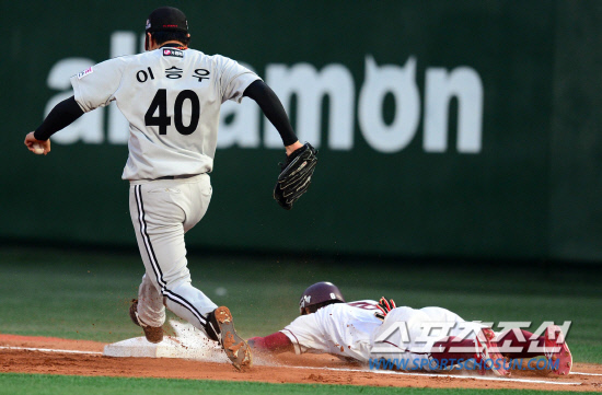 
	�ؼ� �������� �߷� ��Ÿ�� �������. 10�� �񵿾߱��忡�� ���� ���ξ߱� �ؼ��� LG�� ��⿡�� �ؼ� �������� 3ȸ LG �̽¿쿡�� ���� �� ���� Ÿ���� ������ 1�翡�� �����̵� �������ǰ� �ִ�.

��=������ ���� songs@sportschosum.com/2012.5.10


