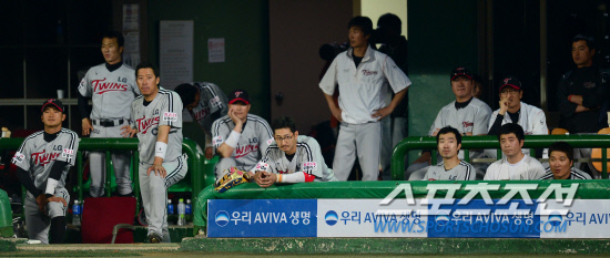 
	10�� �񵿾߱��忡�� ���� ���ξ߱� �ؼ��� LG�� ��⿡�� �ؼ��� LG�� 2��1�� �¸��ϸ� ���׽ø���� �������. LG�� '���ض����'�� ���ο� ���� ���̹� ���谡 �ؼ��� �� �߸��� ������ ���ߴ�. 9ȸ LG �������� �ɰ��� ǥ������ ��⸦ �ٶ󺸰� �ִ�.

��=������ ���� songs@sportschosum.com/2012.5.10


