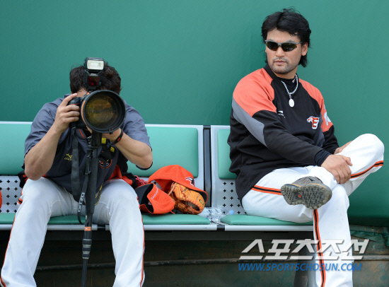 
	9�� �������忡�� ������ 2012 ���ξ߱� ��ƿ� ��ȭ�� ��⸦ �յΰ� �Ʒ� ���̴� ��ȭ�� ����ȣ�� �۽ſ��� ���ڿ� �ɾ� �޽��� ���ϰ� �ִ�. �۽ſ��� ���������� ī�޶� ��� ������ �Ʒ� ����ġ�� �ϰ� �ִ�. ����=����� ���� cjg@sportschosun.com


