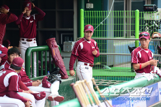 
	10�� �񵿾߱��忡�� ���� ���ξ߱� �ؼ��� LG�� ��⿡�� ��� �� �ؼ� �躴���� ������ �Բ� ���� Ǯ�� �ִ�. �׶��忡 ������ �ִ� �躴��.. ��=������ ���� songs@sportschosum.com


