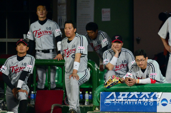 
	10�� �񵿾߱��忡�� ���� ���ξ߱� �ؼ��� LG�� ��⿡�� �ؼ��� LG�� 2��1�� �¸��ϸ� ���׽ø���� �������. LG�� '���ض����'�� ���ο� ���� ���̹� ���谡 �ؼ��� �� �߸��� ������ ���ߴ�. 9ȸ LG �������� �ɰ��� ǥ������ ��⸦ �ٶ󺸰� �ִ�. ��=������ ���� songs@sportschosum.com


