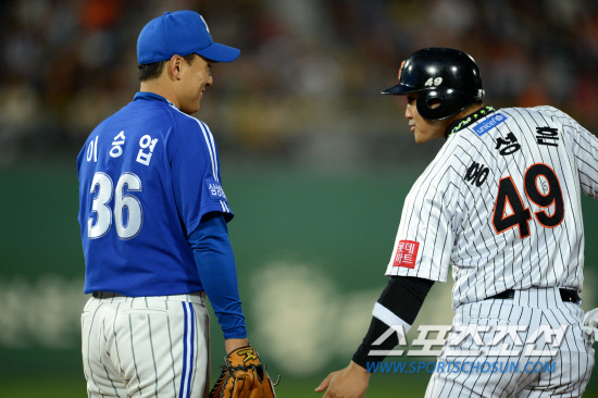 
	�Ե��� �Ｚ�� ���� 3���� �������� ��Ⱑ 10�� �λ� �������忡�� ���ȴ�. 7ȸ�� 1�� 1�� �Ե� ȫ������ ������Ÿ�� ġ�� 1��� ������ �� �Ｚ 1��� �̽¿��� �̾߱⸦ ������ �ִ�.

�λ�=���� ���� wook@sportschosun.com/2012.05.10/


