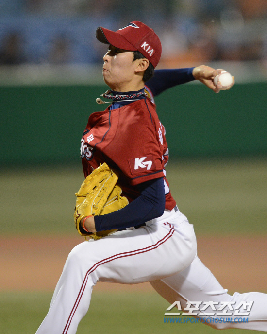 
	10�� �������忡�� 2012 ���ξ߱� ��ƿ� ��ȭ�� ��Ⱑ ���ȴ�. �������� �̾� 7ȸ�� ���� 1,2�翡�� ����忡 ���� ��� �������� ������ ���� ������ �ִ�.

����=����� ���� cjg@sportschosun.com/2012.05.10/


