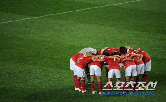 
	11�� ���� ���������ű��忡�� 2014 ����������� 3�� ���� 3���� �ѱ��� �ƶ����̸�Ʈ(UAE)�� ��Ⱑ ���ȴ�. ���� �� A��ǥ�� �������� �ѵ� �� �¸��� ������ �ϰ� �ִ�.

����=���� ���� kyungmin@sportschosun.com /2011.10.11.


